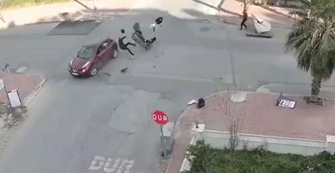 Antalya'daki kazada motosiklet sürücüsü metrelerce savruldu 