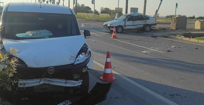 Manavgat’ta iki otomobil çarpıştı: 3 yaralı 