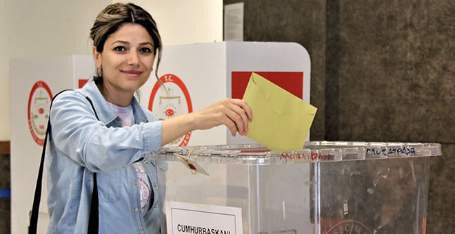Antalya’da tatilciler oy vermek için havalimanına koştu 