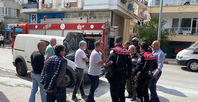 Antalya'da araç yandı! Yardıma çeşme hortumu ile vatandaşlar koştu