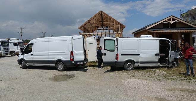 Antalya'da kamyonet ticari araçla kafa kafaya çarpıştı