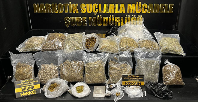 Antalya'da 8,5 kilogram esrar, 20 gram kokain maddesi ele geçirildi 