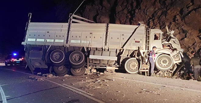 Akseki'de kamyon kayalıklara çarptı: 2 yaralı 