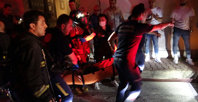 Antalya’da yangın paniği: Mahsur kalan genç kapının kilidi kırılarak kurtarıldı 