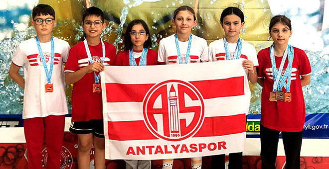 Antalyaspor'un minik kulaçları ilk ulusal yarışta kürsüye uzandı 