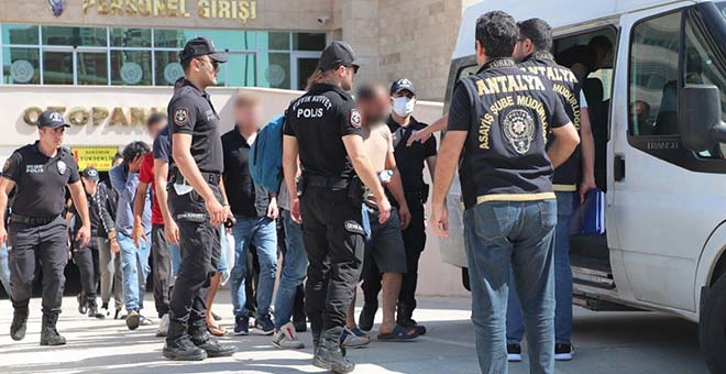 Antalya’da 62 aranan şahıs yakalandı