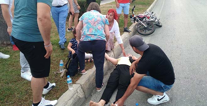 Antalya'da motosiklet turist anne ile kızına çarptı