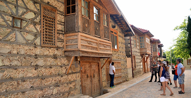 Antalya'nın düğmeli evlerinde yılda 8 bin kişi konaklıyor 