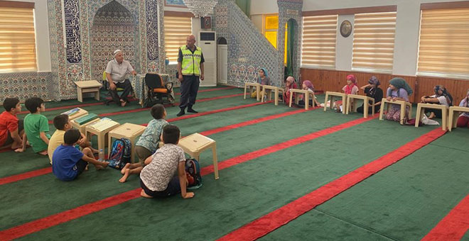Jandarma, Kur'an kursu öğrencilerine trafik semineri verdi 