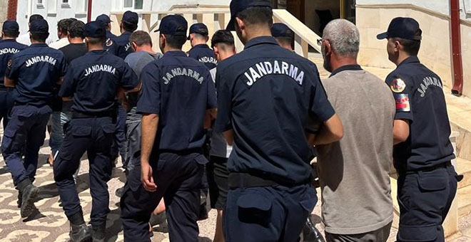 Kaş'ta 84 düzensiz göçmen yakalandı, 7 şüpheli gözaltına alındı 