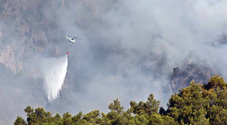 Kemer’de orman yangını 38’inci saatinde devam ediyor