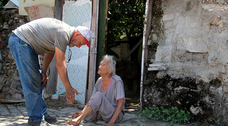 Antalya'da yaşlı kadının hali yürekleri dağladı 