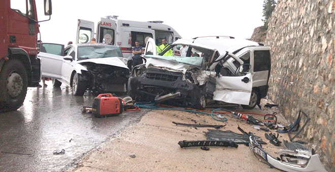 Akseki'de iki araç kafa kafaya çarpıştı: 1 ölü, 6 yaralı 