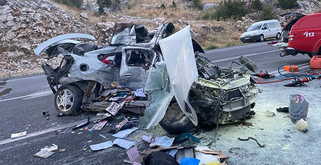 Antalya’da yolcu otobüsü ile otomobil kafa kafaya çarpıştı: 1 ölü, 5 yaralı 
