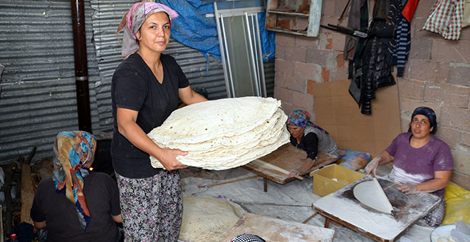 Antalyalı ev hanımları, imece usulü yufka ekmek geleneğini yaşatıyor 