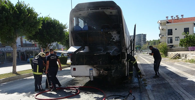 Hareket halindeki otobüs yandı, hortumunu alan otobüse koştu 