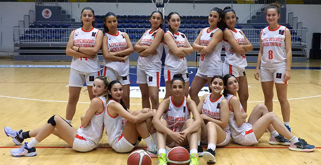 Kepez’in basketbolcu kızlarından Cumhuriyet coşkusu 
