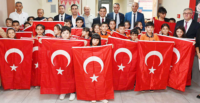 Kepez’den 60 bin öğrenciye 60 bin Türk bayrağı 