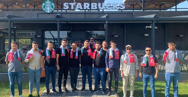 AK Gençlerden Starbucks'ta yer kapatma eylemi