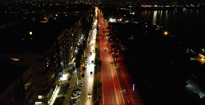 Antalya'da sokak lambaları kırmızı-beyaz aydınlatıyor 