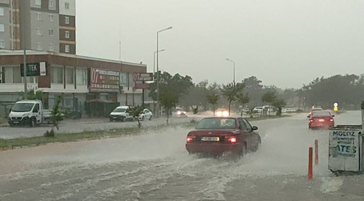 Antalya'da sağanak yağış başladı 
