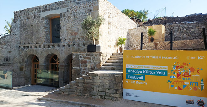 Türkiye’nin ilk ve tek Turizm ve Seyahat Kütüphanesi Side’de açıldı
