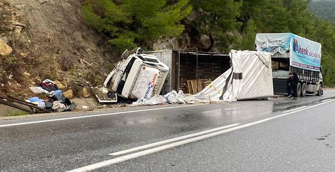Akseki-Manavgat yolunda kamyon devrildi: 1 yaralı 