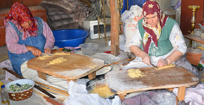 Antalyalı kadınların erişte kesme ve dibek taşında buğday dövme geleneği 