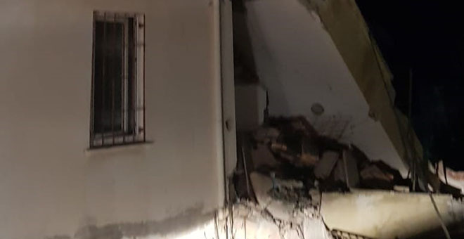Alanya'da tadilatta olan 3 katlı boş otel lojmanı çöktü 