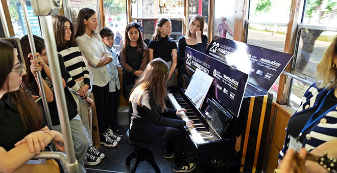Tramvayda piyanolu canlı müzikle yolculuk 