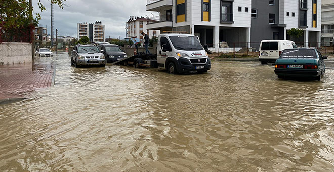Serik’te araçlar yolda kaldı, evleri su bastı 