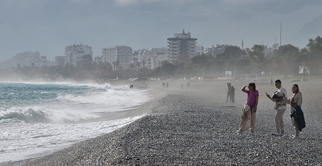 Antalya havasıyla şaşırtmaya devam ediyor: Öğlene kadar kış, sonrasında yaz 