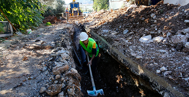 Büyükşehir Demre Kayaaltı’nın kanalizasyon sorunu çözüyor 