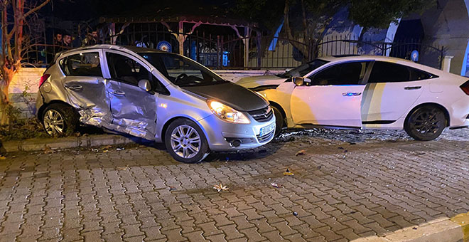 İki otomobilin karıştığı kazada sürücüler yaralandı 