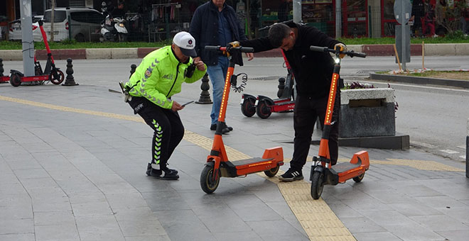 Manavgat’ta gelişigüzel bırakılan scooterlar toplandı