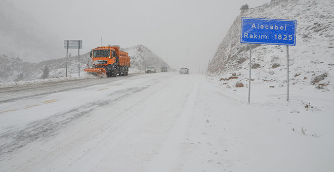 Antalya-Konya kara yolunda kar yağışı başladı 