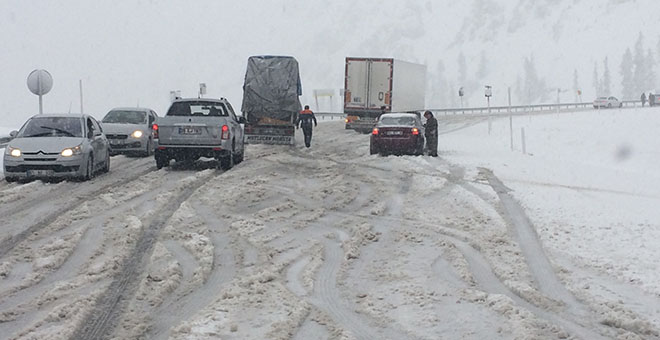 Antalya-Konya kara yolunda kar yağışı devam ediyor 