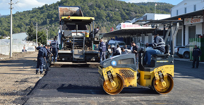 Kumluca Mavikent Beykent Hali’nde asfalt çalışması 