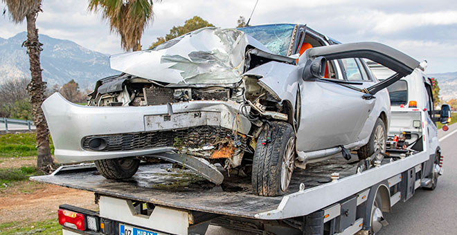 Yoldan çıkan otomobil palmiye ağacına çarptı: 1 ölü, 3 yaralı 