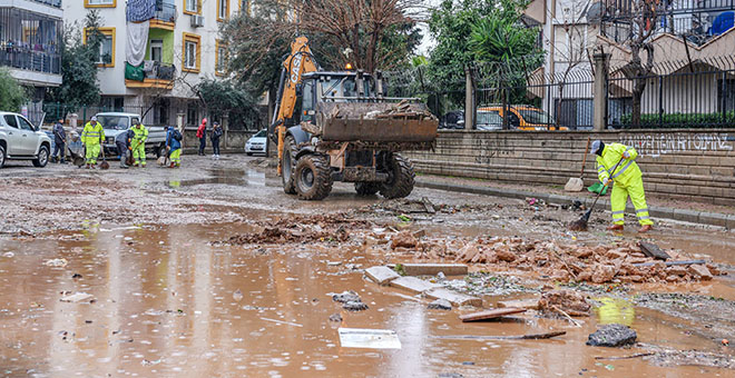 Kepez Belediyesi, sel felaketinin izlerini siliyor 
