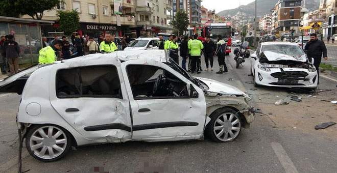 Alanya'da feci kaza: 2 ölü, 4 yaralı 