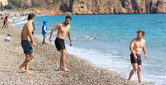 Antalya’da sıcaklığı hisseden denize koştu 