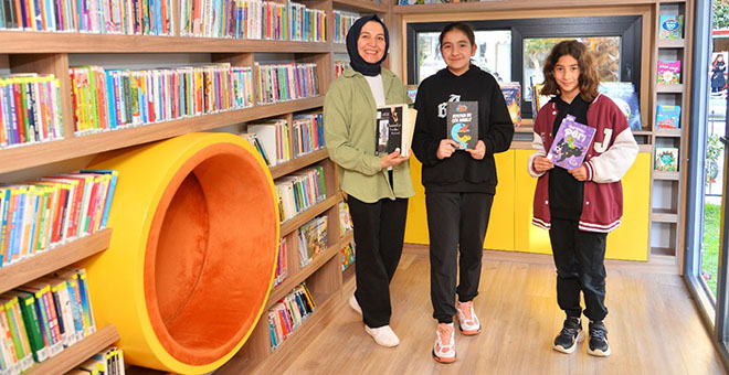 Alanya’da vatandaşlardan toplanan kitaplar çocuklara dağıtılıyor 