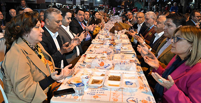 Muratpaşa'da ilk iftar yemeği Beş Şehitler Parkı'nda verildi 