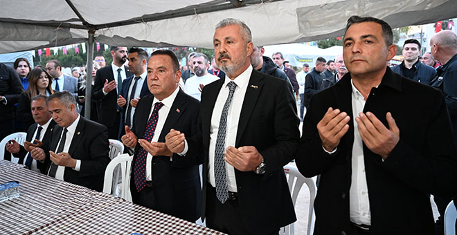 Başkan Böcek Manavgatlılar ile iftar yaptı