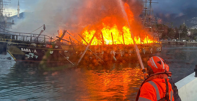 Alanya’da iki tur teknesi alev alev yandı