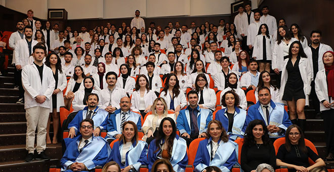 AÜ'de 110 öğrenci beyaz önlüklerini giydi