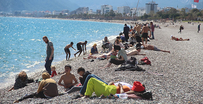 Antalya'da sahildeki yoğunluk yazı aratmadı 