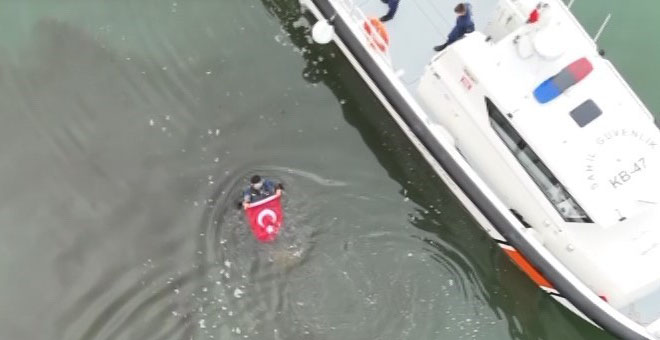 Yangında batan teknedeki 2 Türk bayrağı çıkartıldı 