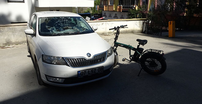 Elektrikli bisikletle otomobile çarpan çocuk ağır yaralandı 
